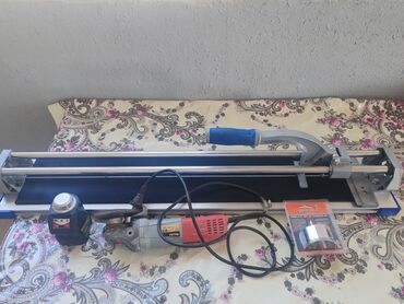 Döşəmə: - Bosch PLL 360 özünü səviyyələyən lazer səviyyə – 360° üfüqi xətt