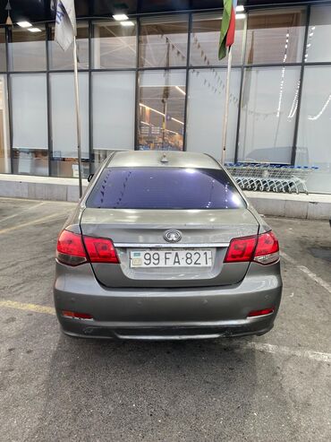 Digər avtomobillər: Boz rəngdə olan bu avtomobil rahat idarəetmə və funksionallıq təklif — 9