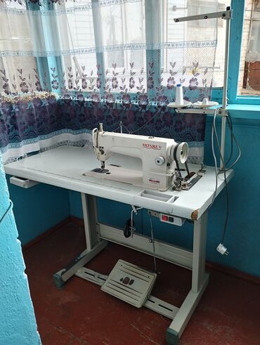 бытовые швейные машины: Продаю швейную машинку шьёт хорошо настроена на московский шов !!!! !