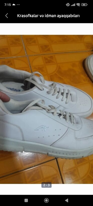 Səndəl və şəp-şüplər: Ağ rəngli idman ayaqqabıları - Üst material: dərimsi (süni dəri) -