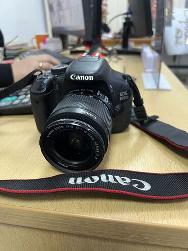 Срочно 🚨 Продаю фотоаппарат 📸 Canon EOS 600D В отличном состоянии