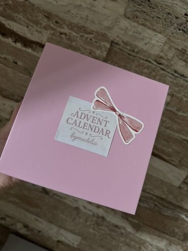 gül qutusu: Hədiyyə qutusu, rəng - Çəhrayı