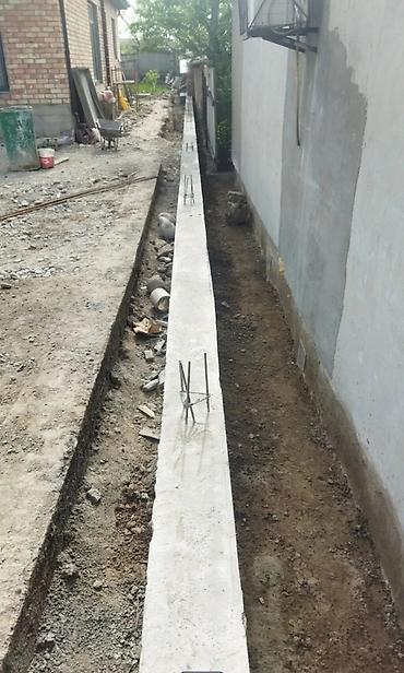 Кладка: Строим забор из пескаблока и заливаем фундамент — 10