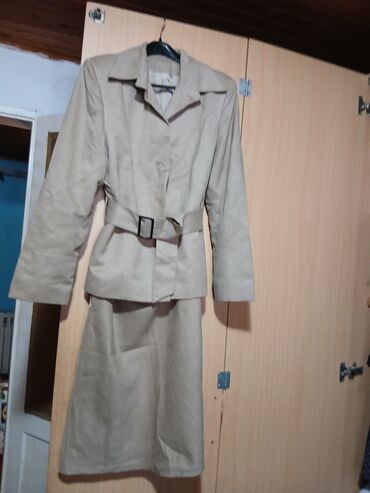 Kompleti: Ženska garderoba – više komada 1) Bež komplet (sako + suknja) - — 1