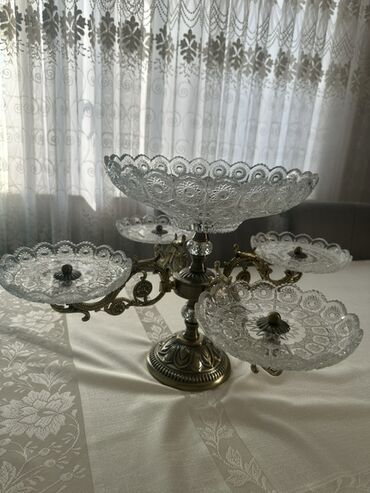 Şüşə və metal materialların birləşməsindən hazırlanmış zərif çoxqatlı