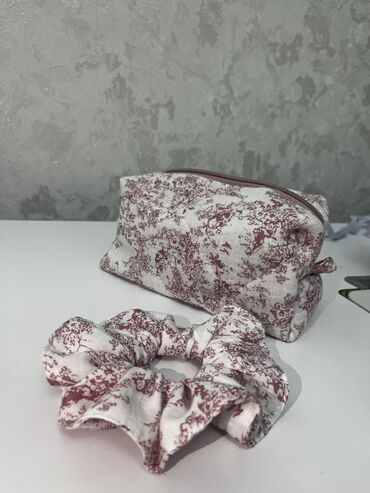 Косметички: Комплект косметичка и резинка для волос