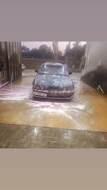 мопеды самурай: Классический седан BMW E34 в синем цвете, оснащенный люком на крыше и
