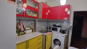 Мебельные гарнитуры: Компактная кухонная мебель с навесными шкафами красного цвета и