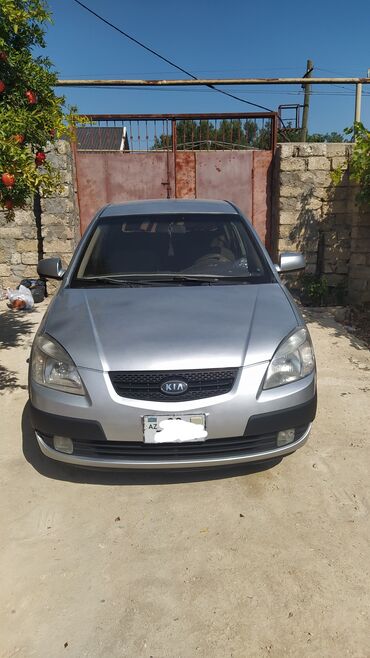 Perodua: Kia Rio hatchback – gümüşü rəngdə, kompakt və qənaətcil şəhər