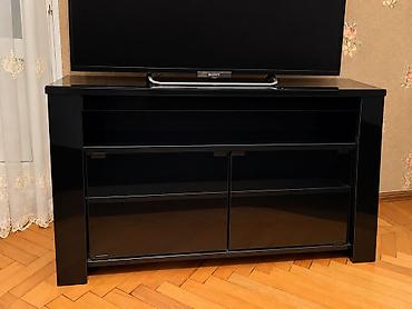 sit ustu: İşlənmiş, Düz TV altlığı, Polkalı, Şüşəli — 1