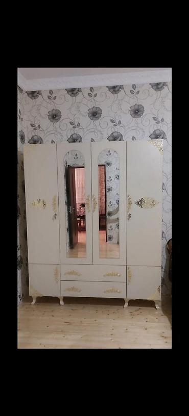 paltar dolap: Güzgülü, dörd qapılı qarderob. Dolabın dörd çekmecesi var. Yataq otağı — 10