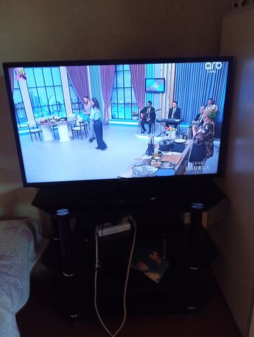 hisense f 27: Samsung LCD/LED televizor və qara şüşə TV stendi 107 ekran super
