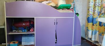 детский стол для рисования: Кровать-чердак фиолетового цвета с интегрированными системами