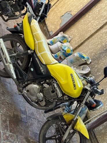 cobra выхлопные системы для мотоциклов: Мотоцикл Suzuki ярко-желтого цвета, оснащенный выхлопной системой с