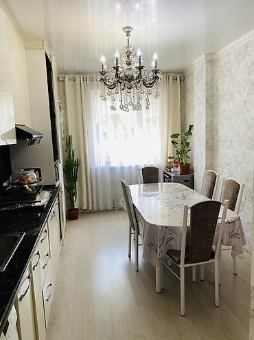 silver kitchen: Светлая кухня-столовая с техникой и санузел - Просторная вытянутая — 4