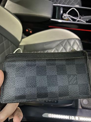 Portmone, pulqabıları: Loui Vuitton wallet Madrid seherinden 600 euroya alinib - Material — 2