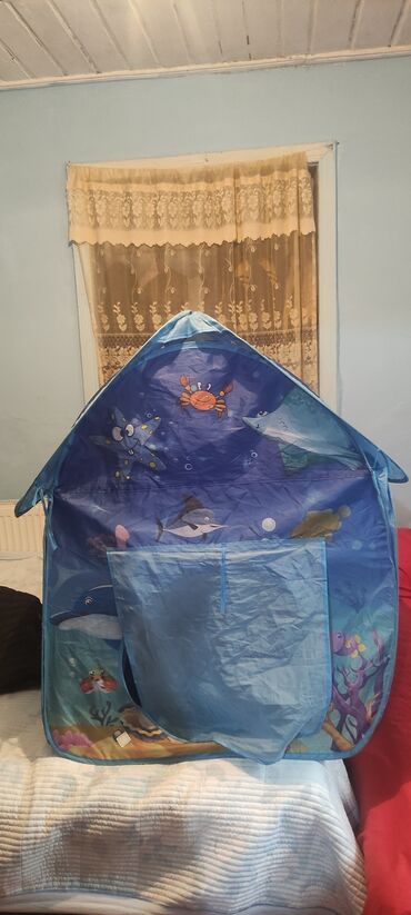 детская палатка домик: Hamsi bir yerde yigilanda .cehrayi rengde olan palatka wekilde