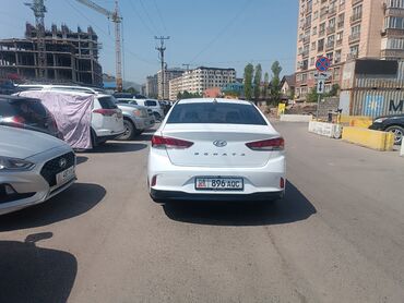 хундай внедорожник: Белый седан Hyundai Sonata. Автомобиль с просторным салоном и