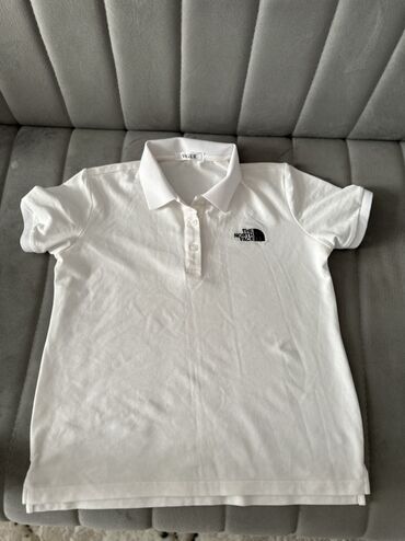 klassik qadın köynəkləri: Ağ rəngdə, qısa qollu, The North Face loqosu olan polo köynək. Klassik