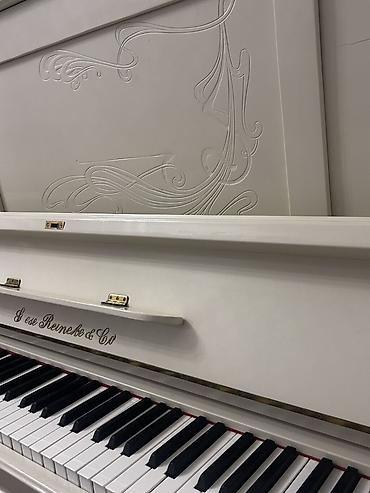 мини пианино: Ağ rəngdə klassik üslublu pianino – upright model. Korpus boydan‑boya — 5