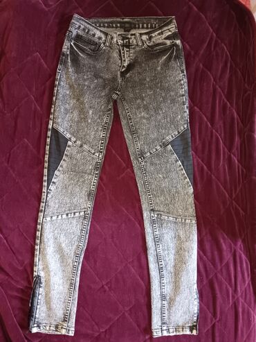 jeans skinny h: Tamni teksas, pune elastina. Pise ba njima 170, po meni neki M 😀