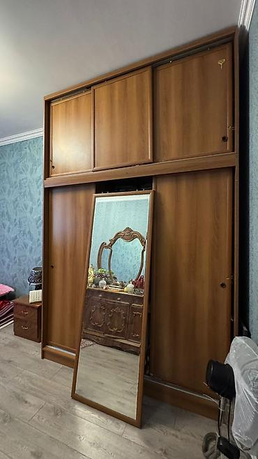 Mebel: İşlənmiş, 3 qapılı, Güzgülü, Qəhvəyi, Taxta, Kupe, Künc dolab — 1