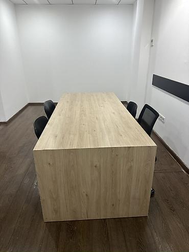 isci masa: Ofis/konfrans masası – açıq ağac teksturalı, minimal dizayn - Tip — 1