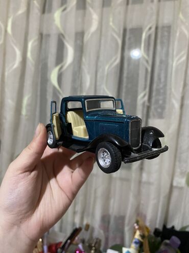 Uşaqlar üçün digər mallar: Retro üslubda, tünd mavi rəngdə, metal konstruksiyalı model avtomobil