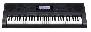 синтезатор для начинающих: Электронный синтезатор черного цвета от Casio. Оснащен полноразмерными