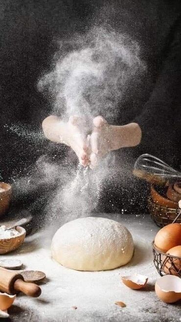 Выпечка, хлебобулочные изделия: Сосиски в тесте, свежая выпечка из пекарни. - Румяная, глянцевая — 2