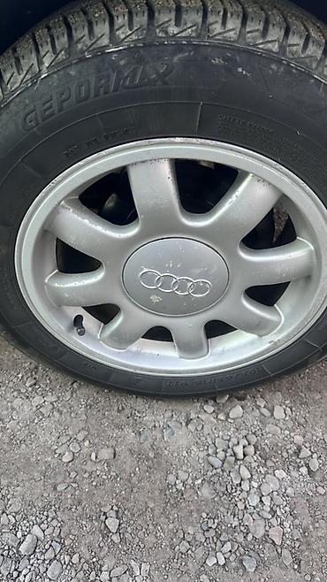 Оригинальные литые диски Audi с фирменными центральными колпаками