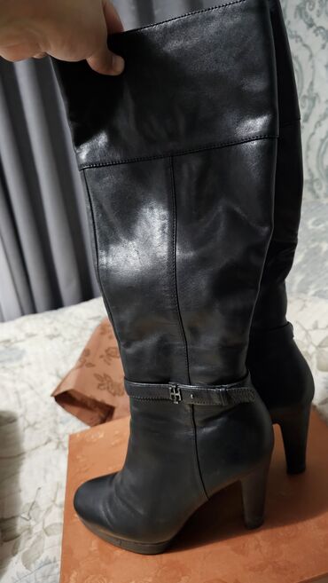 женские брендовые туфли недорого: Сапоги, 38, Tory Burch, Б/у, цвет - Черный