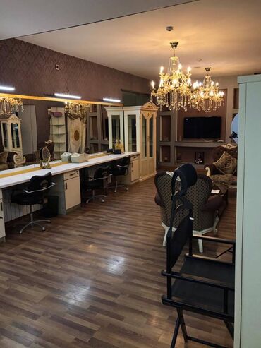 Digər kommersiya daşınmaz əmlakı: Nizami metrosunun yaxınlığında yerləşən 127 kv sahəsi olan təmirli — 15