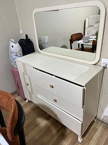 kamod mebel: Ağ rəngli güzgülü makiyaj masası/komod - Geniş, radius künclü iri — 1