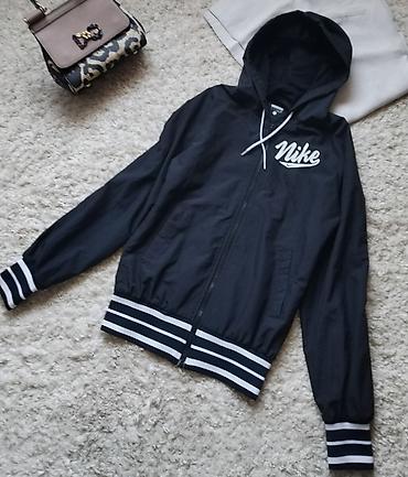 versace ranac: NIKE suskava jakna u velicini XS. Boja crna sa belim natpisom brenda — 7