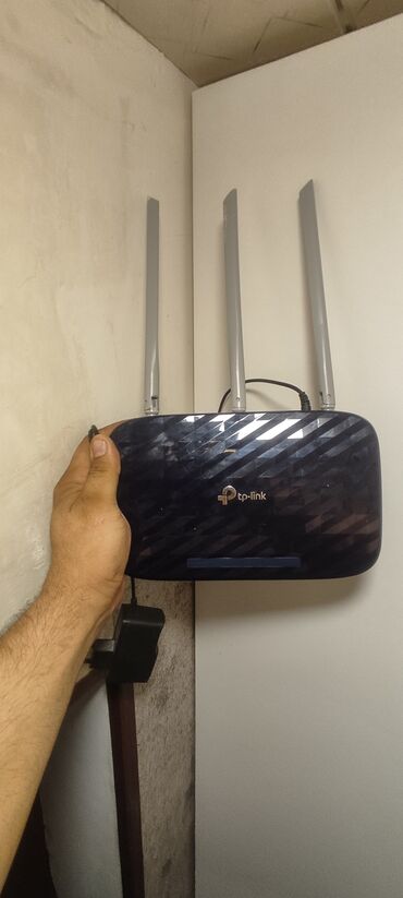 Modemlər və şəbəkə avadanlıqları: TP-Link şirkətinin üç antenalı simsiz marşrutlayıcısı. Evdə və ya