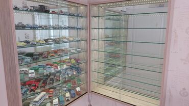 Stend vitrinləri: Şüşə qapıları olan vitrin, model avtomobillər kolleksiyasını səliqəli — 2