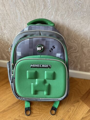 Minecraft temalı, boz və yaşıl rənglərdə olan bu bel çantası, uşaqlar