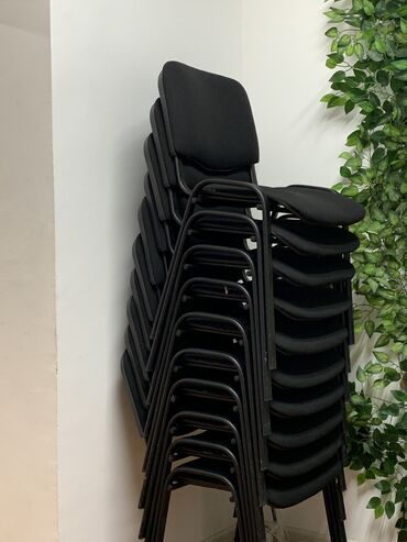 угалок стул: Офисный Стол, цвет - Черный, Б/у