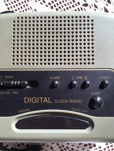 alarm: Digitalni radio sat Fugison sa alarmom za buđenje, crvenim svetlećim
