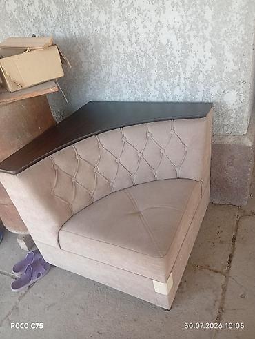 study table: Туалетный столик с зеркалом - Компактный столик из ЛДСП в светлом — 3