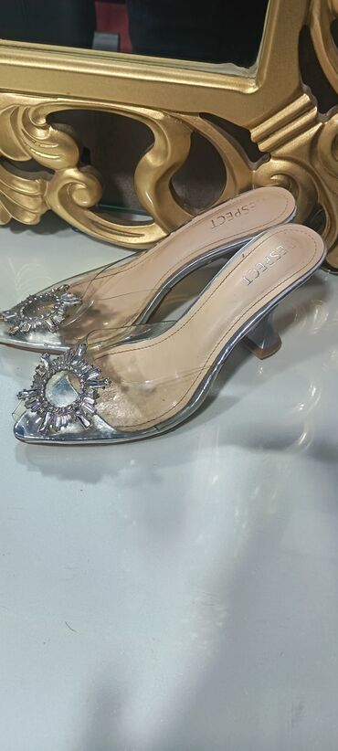 Tuflilər: Eyaqabi her biri 5azn fm. Zara firmasindi erazi bine savxoz — 9
