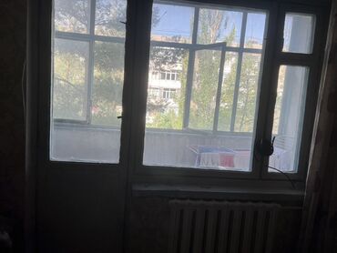 ешик терезе: Оконный блок с балконной дверью, выполненный из дерева, предназначен
