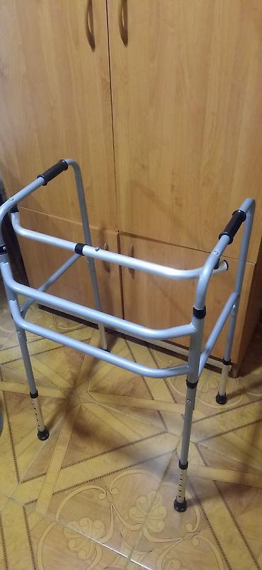 Yerimək üçün arabalar, çəliklər, əsalar, rollatorlar: Tənzimlənən tibbi yeriş dəstəyi (walker) Alüminium konstruksiyalı — 1