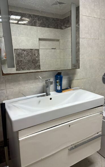 Divanlar: Ağ rəngdə hamam mebeli dəsti, tərkibinə güzgü, lavabo və alt dolab