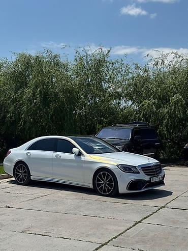 mersedes e class: Элегантный седан Mercedes-Benz черного цвета с хромированной решеткой — 1