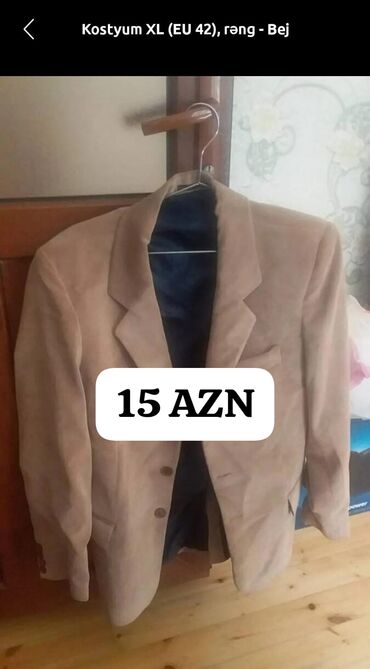 tek pencekler kisi ucun: Səliqəli vəziyyətdə olan klassik üslubda bej rəngli kişi kostyumu. XL