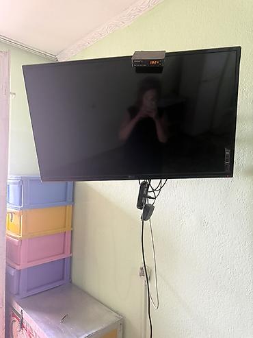 Телевизор LG с диагональю примерно 32–37". Настенный крепёж