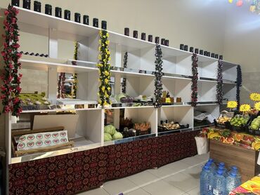 vitrin maqazin: Ağ rəngdə, çoxbölməli ticarət rəfləri. Üzəri müxtəlif bəzək