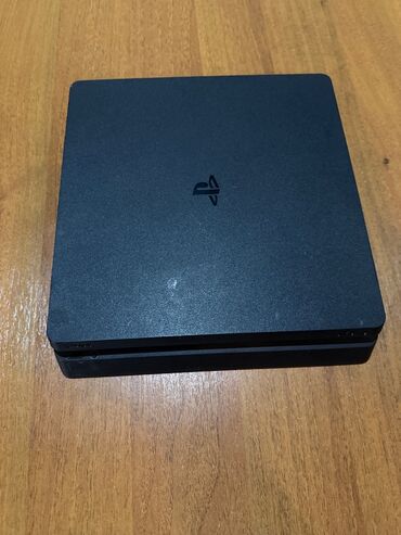 PS4 slim 500GB yaddaş 2 orginal pult 
Təcili satılır!!!